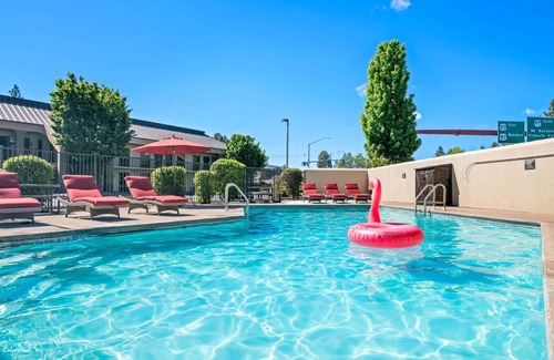 Orchard District Hotel | 300 m² Hotel ∙ 6 guests