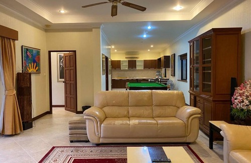 Pratumnak Hill Villa | 300 m² Villa ∙ 5 bedrooms ∙ 16 guests