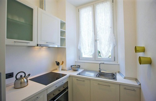 Comero Apartment | 3½-room corner apartment in a prestigious villa from 1850 with solar-heated pool