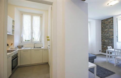 Comero Apartment | 3½-room corner apartment in a prestigious villa from 1850 with solar-heated pool