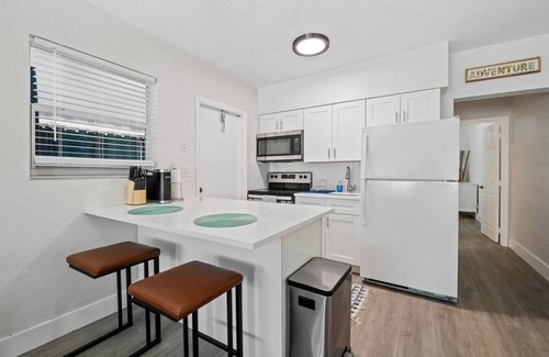 Hallandale Beach Apartment | 310 Ne 6 St #1 · Comfy BNB w/King Bed + Work/Travel + Beach 8 Min