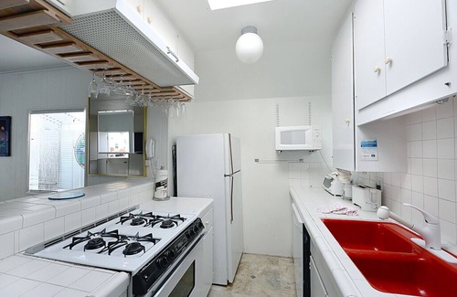 Avalon House | 319CE: Budget-friendly Cottage, 2.5 Blocks to Beach and Shops + WIFI