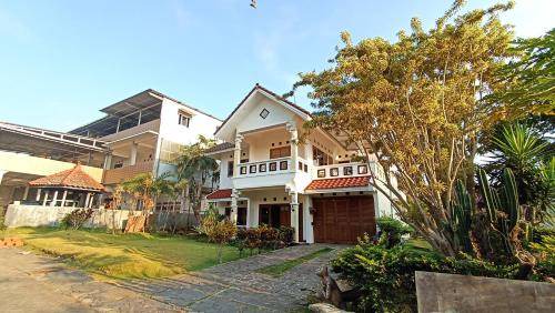 Ngaglik House | 320 m² House ∙ 3 bedrooms ∙ 25 guests