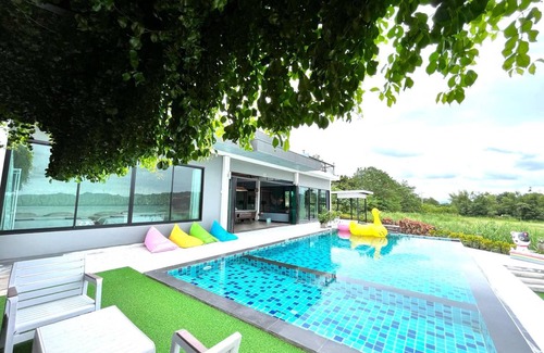 Khanong Phra Villa | 320 m² Villa ∙ 4 bedrooms ∙ 16 guests
