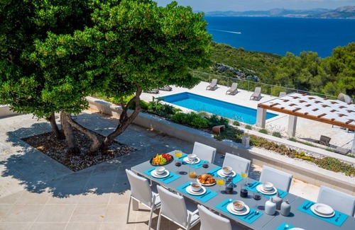 Pucisca Villa | 320 m² Villa ∙ 5 bedrooms ∙ 12 guests