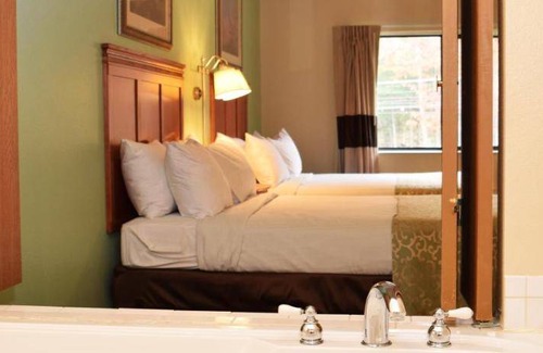 Houghton Lake Hotel | 33 m² Hotel ∙ 4 guests