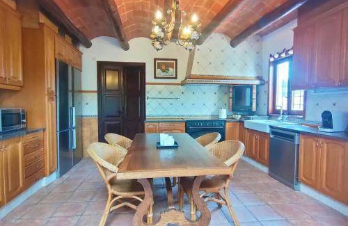 Tordera House | 330 m² House ∙ 5 bedrooms ∙ 12 guests