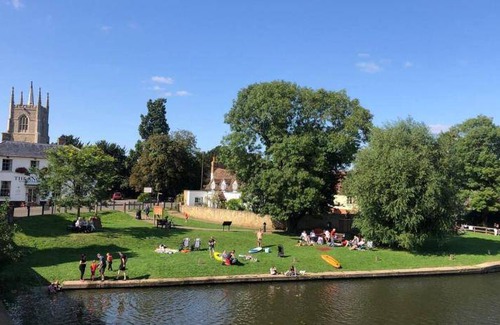 Cambridge City Centre Boat Rental | 350 m² Houseboat ∙ 2 bedrooms ∙ 6 guests