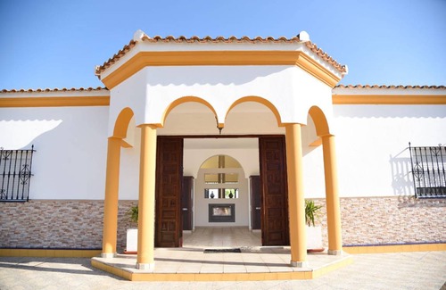 Lora Del Rio House | 350 m² House ∙ 5 bedrooms ∙ 14 guests