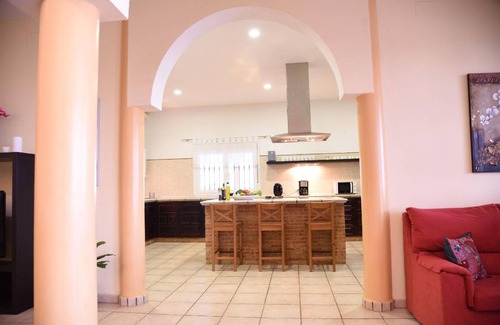 Lora Del Rio House | 350 m² House ∙ 5 bedrooms ∙ 14 guests