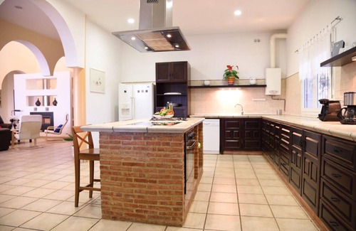 Lora Del Rio House | 350 m² House ∙ 5 bedrooms ∙ 14 guests