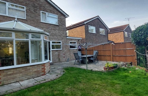 Sandhurst House | 360 GU4 Oaktree Way 13- Luxury 5 BDR 2 BA House with Parking in Sandhurst