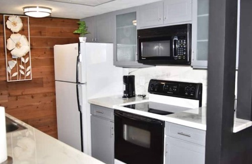 Grand Prairie Condo | 3B Lux 3bd 3bth Condo w/King/4 separate twin beds