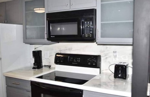 Grand Prairie Condo | 3B Lux 3bd 3bth Condo w/King/4 separate twin beds