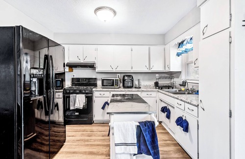 Bridgeport House | 3BD/1.5 Bath Central location by Downtown Louisville, Derby, YUM, & More!