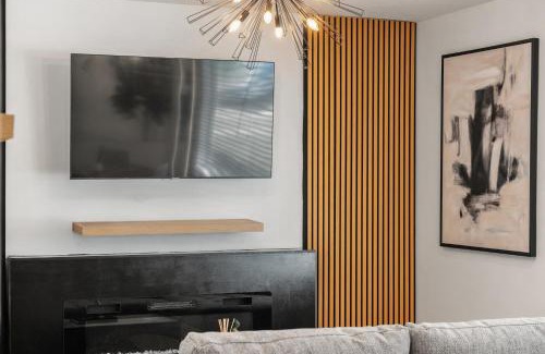 Northwest Calgary Apartment | 3bd Luxury Home, Steps to Calgary DT, River, Hospital