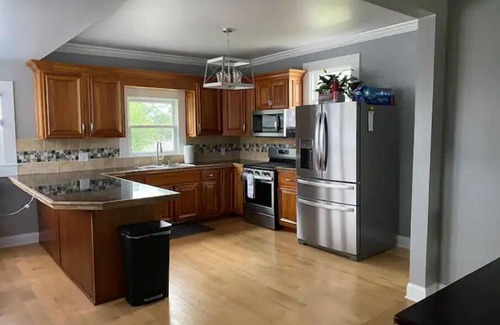 Dubuque House | 3bed 2bath nestled in cozy Grandview neighborhood (pet friendly!)
