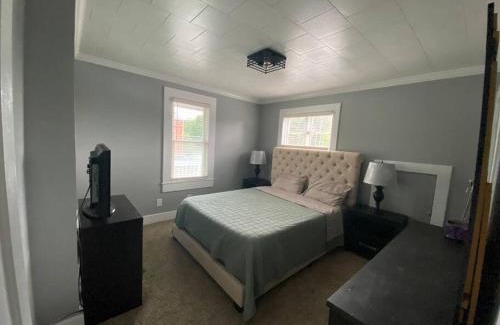 Dubuque House | 3bed 2bath nestled in cozy Grandview neighborhood