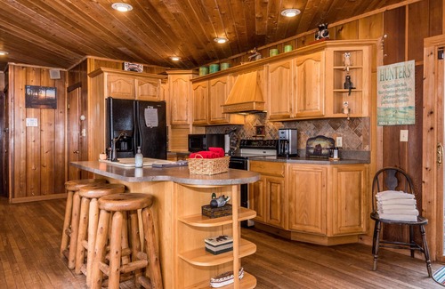 Nashville Cabin | 3BR, 1.5BA log cabin