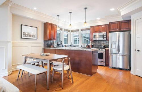 Lower Queen Anne House | 3BR 2BA Kinnear Townhouse in Queen Anne, Seattle