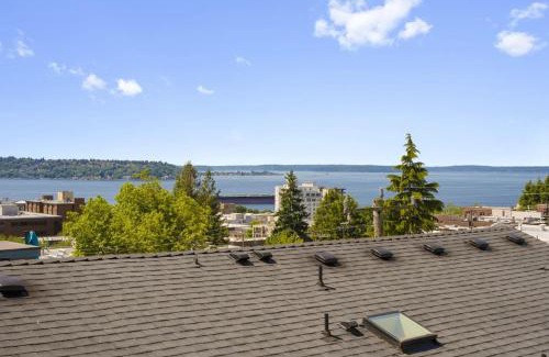 Lower Queen Anne House | 3BR 2BA Kinnear Townhouse in Queen Anne, Seattle