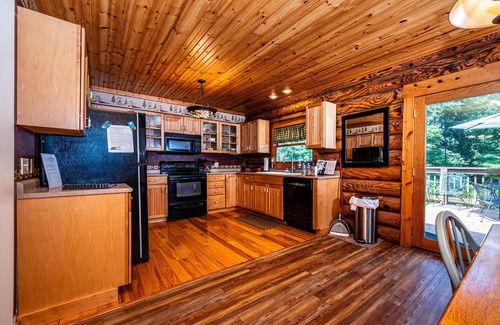 Nineveh Cabin | 3BR, 2BA log cabin