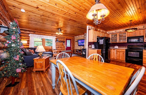 Nineveh Cabin | 3BR, 2BA log cabin