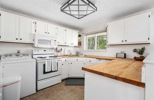 Reynoldsburg House | 3BR 2BA Ranch in Quiet Setting