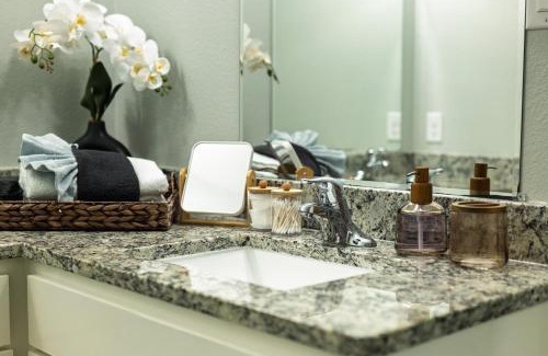 OST - South Union House | 3Br 2Br Near Medical Center NRG Retreat King Bed 2 Smart TVs with Free Netflix
