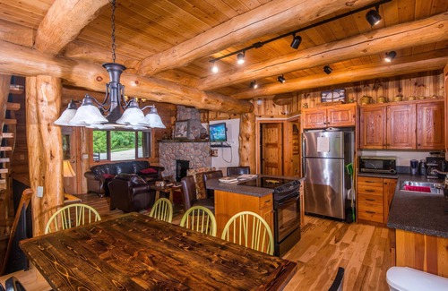 Gnaw Bone Cabin | 3BR, 3.5BA log cabin