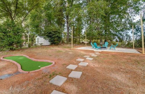 Starmount House | 3BR Charlotte Getaway, Hot Tub & Mini Golf Fun