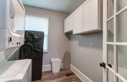 Starmount House | 3BR Charlotte Getaway, Hot Tub & Mini Golf Fun