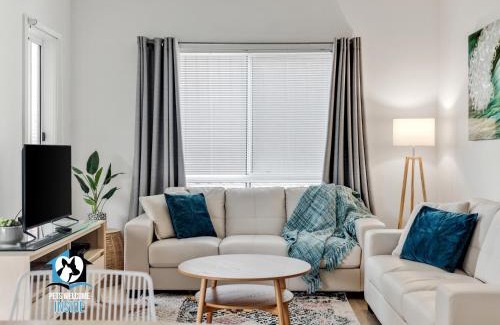 McCracken House | 3BR Contemporary Home with Sea Views