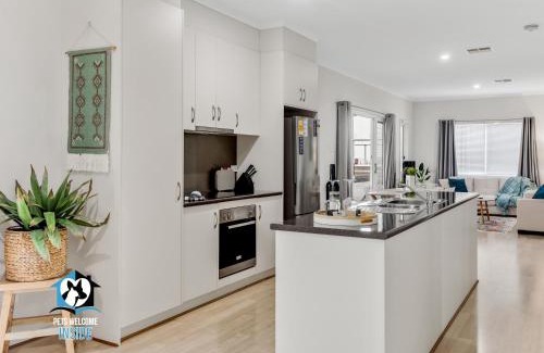 McCracken House | 3BR Contemporary Home with Sea Views