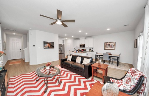 Katy House | 3BR Corporate & Family Getaway Near Katy Mills