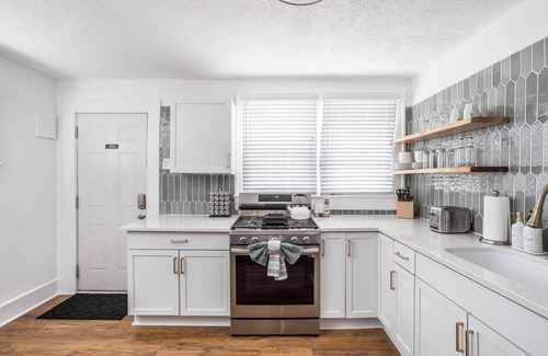 Mapleton/Fall Creek House | 3BR DT Home, Yard + Pets, Gourmet Kitchen