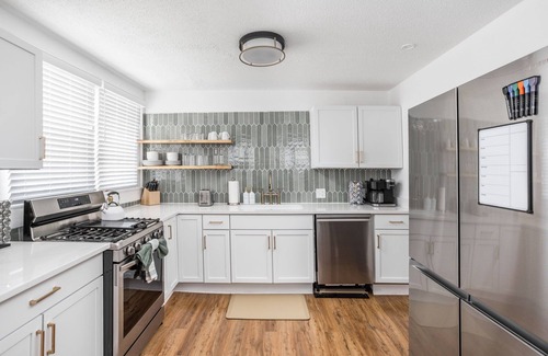 Mapleton/Fall Creek House | 3BR DT Home, Yard + Pets, Gourmet Kitchen
