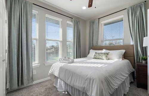 Oak Cliff House | 3BR Duplex - Walk to Bishop Arts - Fenced Yard