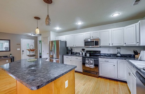 Linden House | 3BR Family Home w/Yard < 5 Mi to Wineries!
