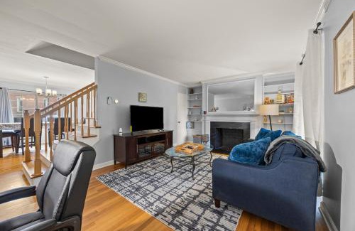 Franklin Park Apartment | 3BR Franklin Park Stay 5 Mins to Airport and Downtown