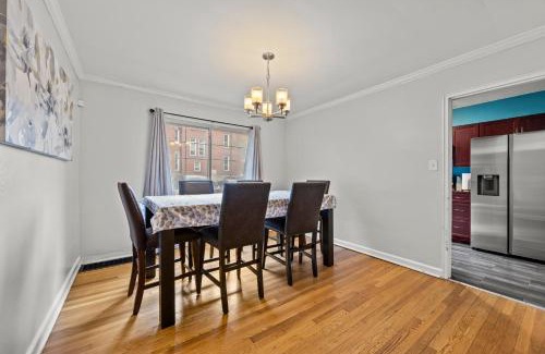 Franklin Park Apartment | 3BR Franklin Park Stay 5 Mins to Airport and Downtown