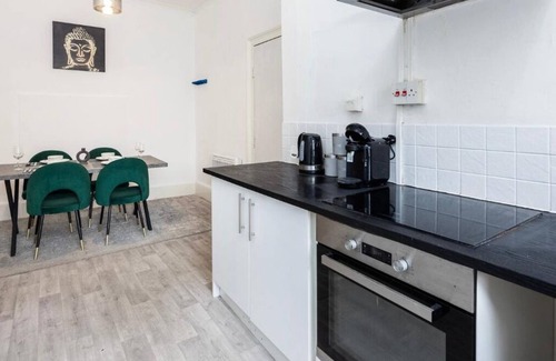 Chelmsford House | 3BR Gorgeous Home City Centre in HIGH STREET by Luxiety Stays