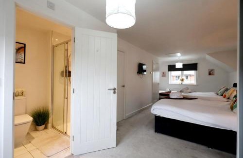 Hall Green House | 3BR House with 3 Bathrooms - Families - Professionals - Relocators - NEC - BHX - HS2 - JLR - Travel Cot Available - Pets Welcome - Free Parking