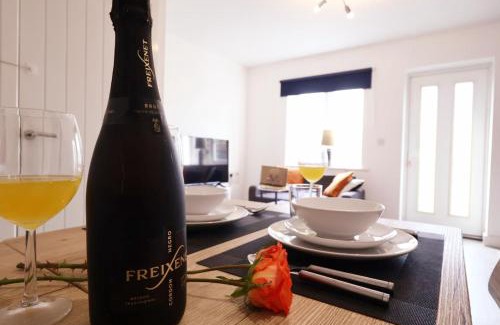 Hall Green House | 3BR House with 3 Bathrooms - Families - Professionals - Relocators - NEC - BHX - HS2 - JLR - Travel Cot Available - Pets Welcome - Free Parking