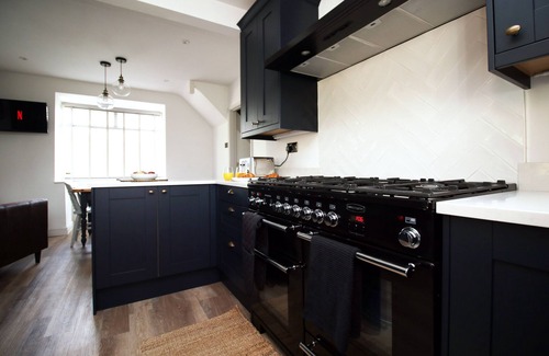 Newton St Loe House | 3BR Retreat | 10min to Bath | Garden + Parking