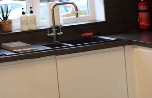 Wythenshawe House | 3brs,2.5bthrms, WIFI, gated parking for 2 cars, Discount on Long Term bookings!