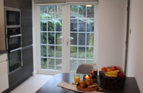 Wythenshawe House | 3brs,2.5bthrms, WIFI, gated parking for 2 cars, Discount on Long Term bookings!
