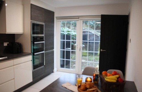 Wythenshawe House | 3brs,2.5bthrms, WIFI, gated parking for 2 cars, Discount on Long Term bookings!