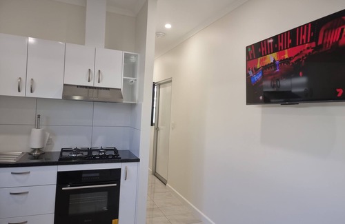 Braitling Apartment | 3km from CBD. One-year-old, modern, self-contained unit with a homely touch.