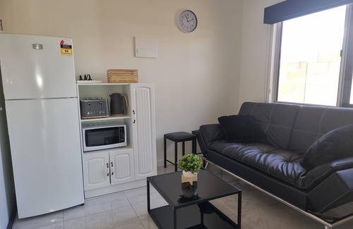 Braitling Apartment | 3km from CBD. One-year-old, modern, self-contained unit with a homely touch.